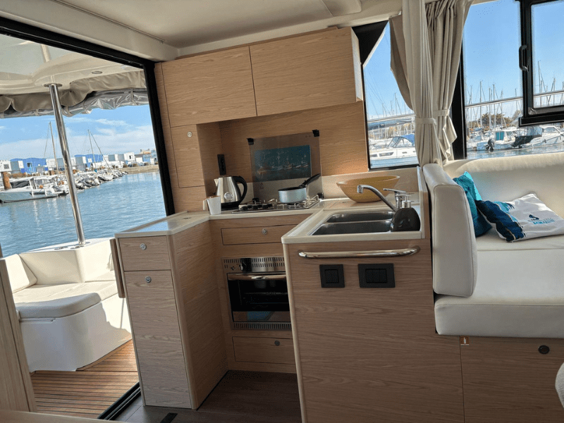 coin cuisine Swift Trawler 41 FLY location bateau de luxe Vendée