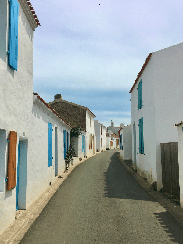 les rues de l'Ile d'Yeu Croisière avec skipper à bord du Swift Trawler 41 FLY